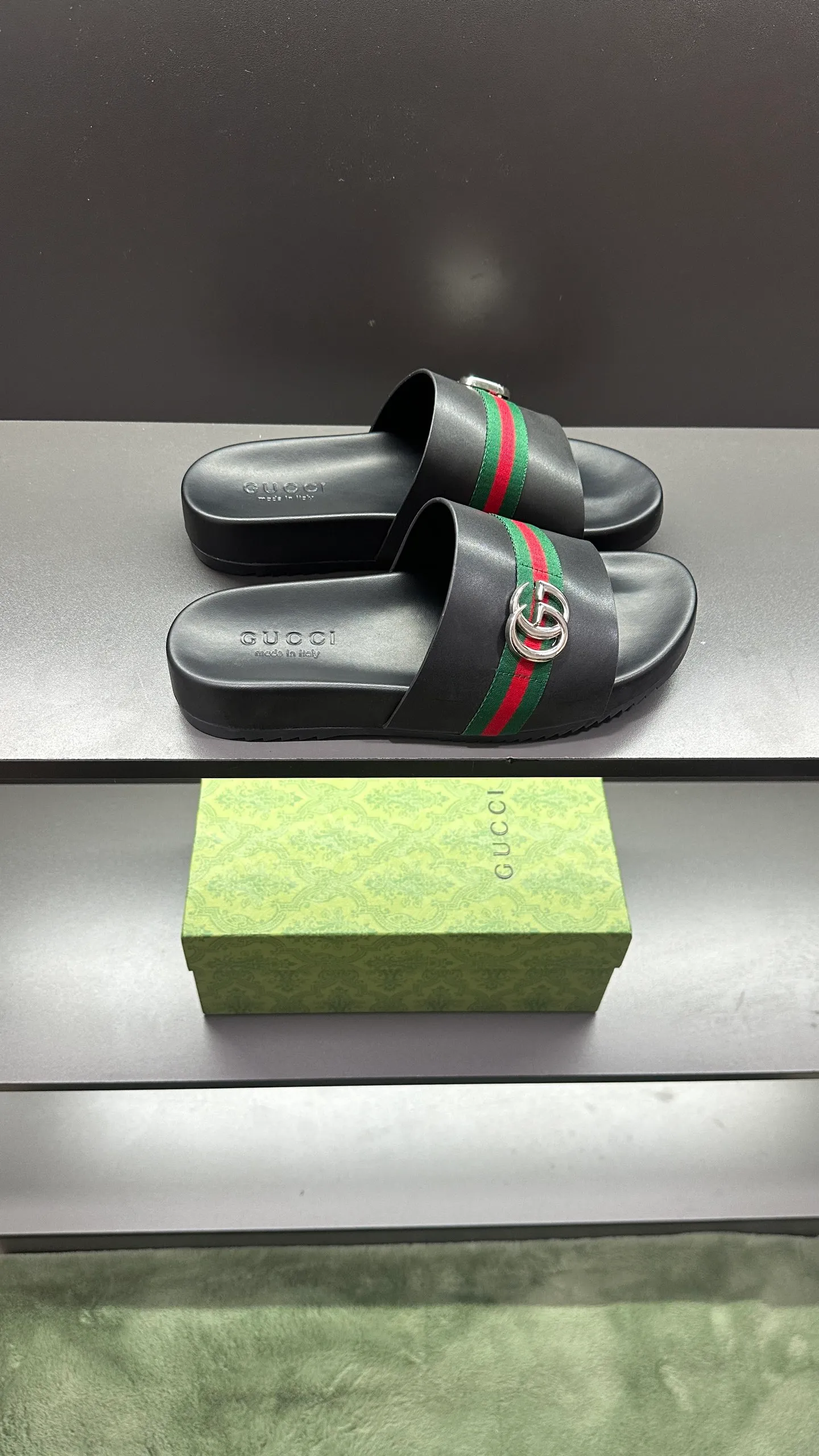 P320 [G Home New Style] Men's sizes 39 to 45, (46. Customized) This slipper is made of GG polyester fiber and is decorated with a Gucci label on the front, adding a striking logo feel to the style. "Gucci Made in Italy" stamped label Rubber sole Flat Made in Italy No. 058